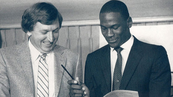 30 años, Michael Jordan su primer contrato con Bulls